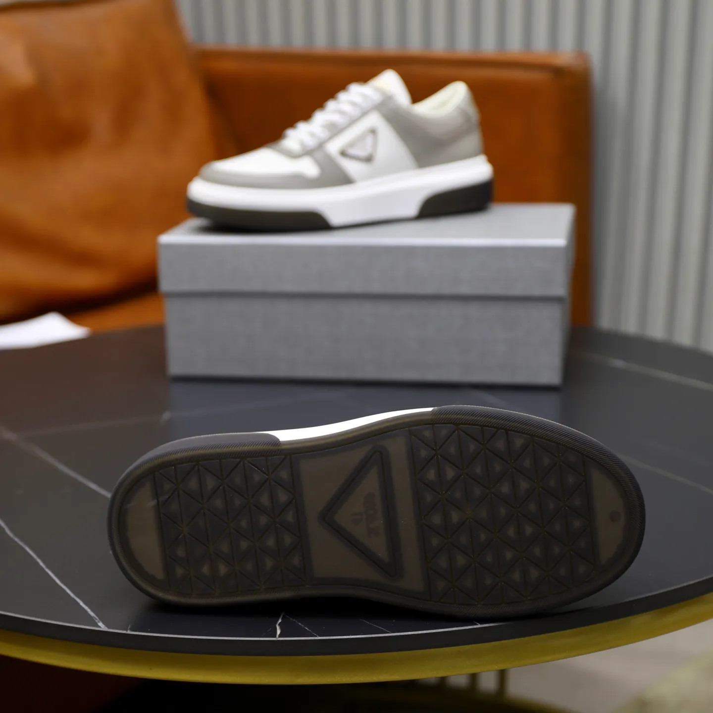 Factory price: 720💰Top original order Brand: PRADA (Prada) Standard code: Men's size 38/44 (45 can be customized) Grade: Same as the official website Material: Original cowhide stitching imported cowhide lining Original combination two-color wear-resistant soft outsole Style category: Leisure and sports version Young fashion European and American trend British style Color: Actual picture color